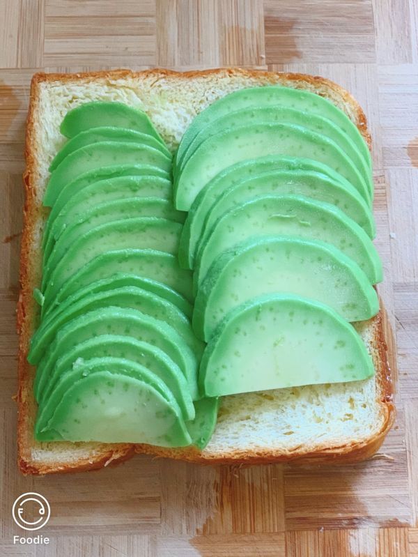 超快手牛油果滑蛋开放三明治