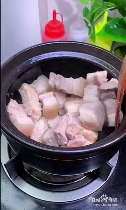 如何制作砂锅焖黄瓜五花肉