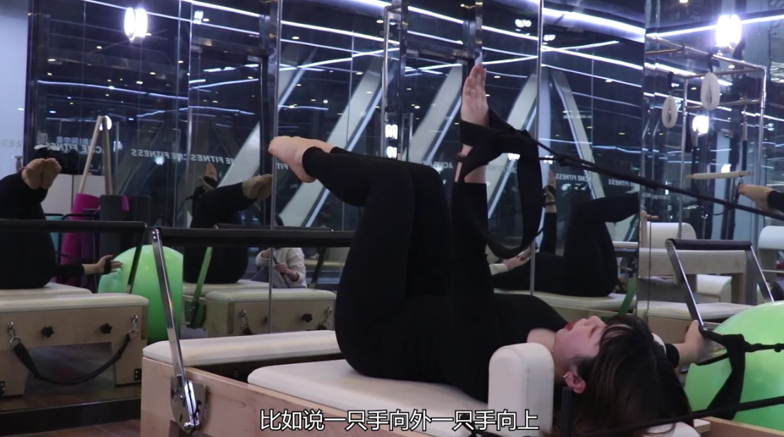 仰卧手臂训练:塑造修长手臂