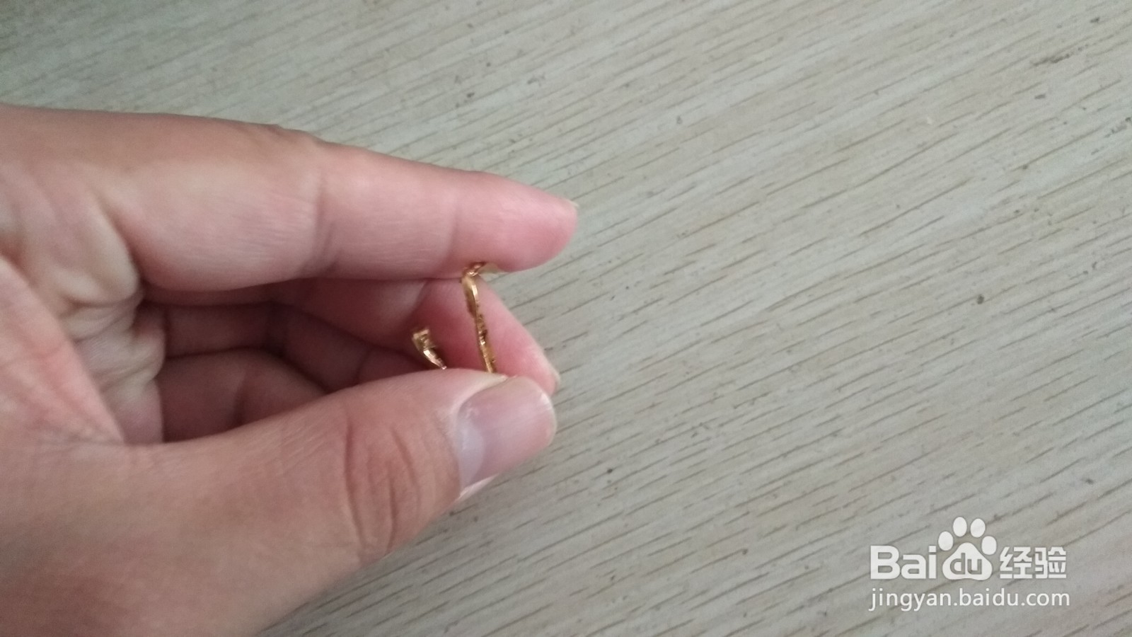 如何用面包袋绑绳和挖耳勺做简易的中性笔支架