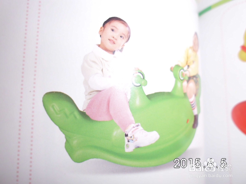 小小班幼儿玩玩具时的安全隐患