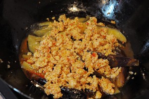 健康养生佳品肉末茄子粉丝煲的做法