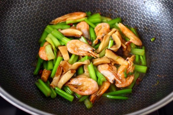 芹菜香菇北极虾小炒