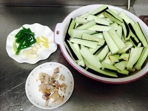 食补养生咸鱼茄子煲的做法