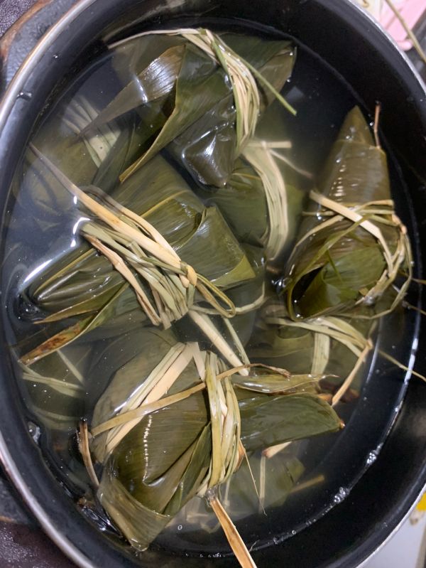 广东家常咸蛋黄肉粽子