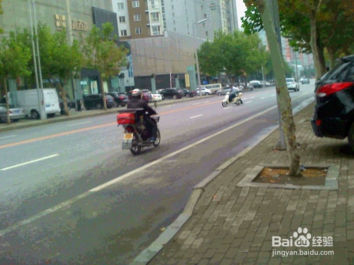 自行车和摩托车在通道行驶要安全