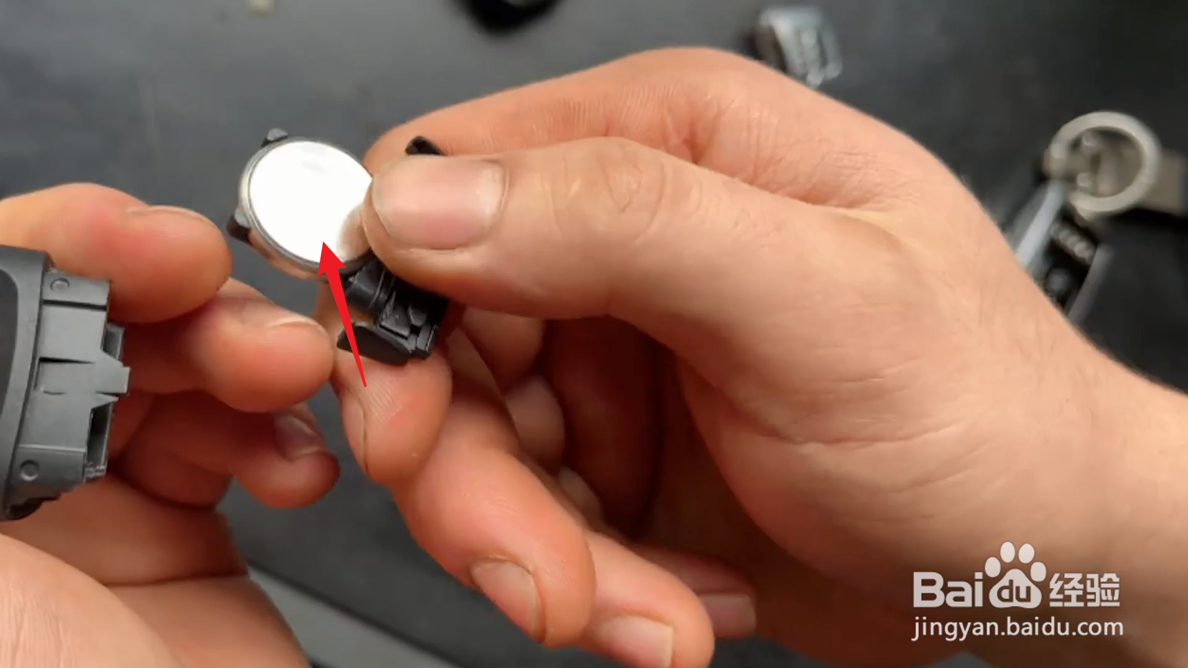 奥迪车钥匙怎么换电池