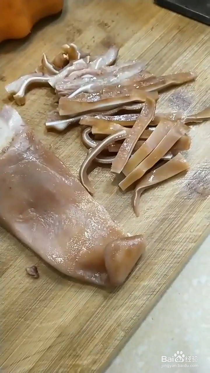 如何自制美味好吃的凉拌猪耳朵黄瓜