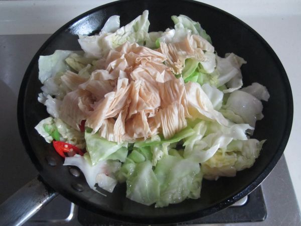 油豆皮炒圆白菜