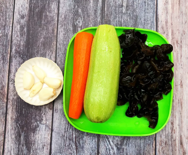 胡萝卜木耳炒西葫芦