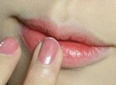 如何化妆打造咬唇妆
