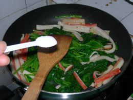 菠菜炒蟹棒