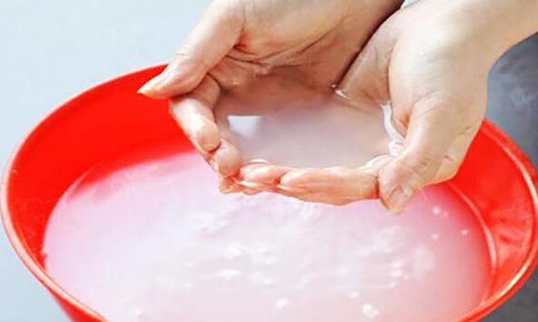 我是先用洗面奶把脸洗干净再用淘米水洗脸要再用清水冲洗干净请问做正确吗