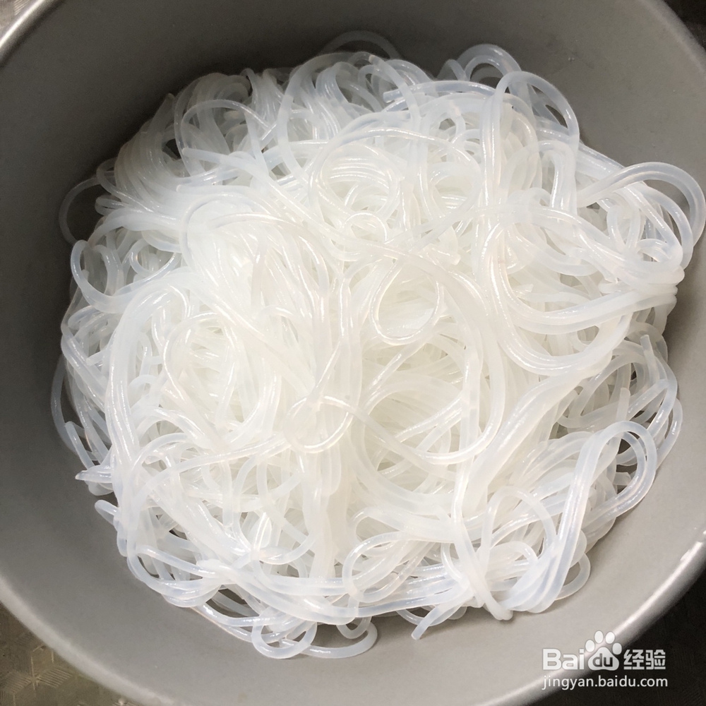 不费事做腊肉包菜粉丝