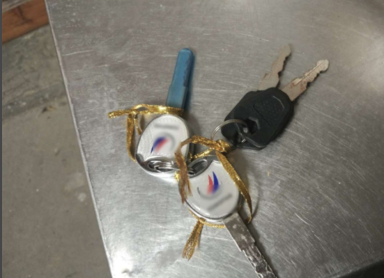 爱玛电动车cy700怎么开坐垫