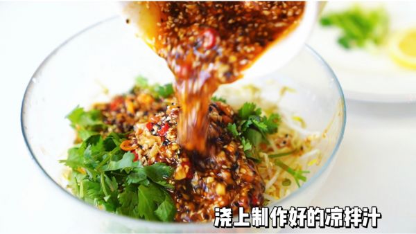雪碧虾仁凉拌方便面