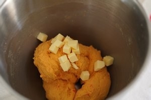 奶味胡萝卜餐包的做法