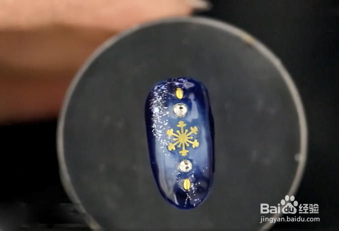 怎样做梦幻蓝底雪景指甲？