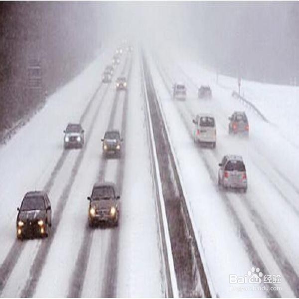 怎么在冰雪路面上减速？