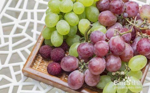 葡萄上的白霜要不要洗？