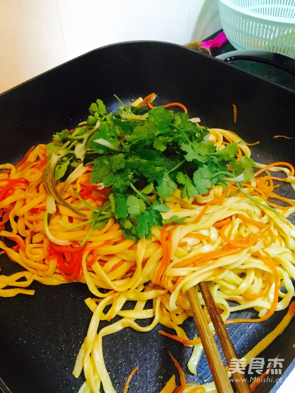 胡萝卜香菜炒面