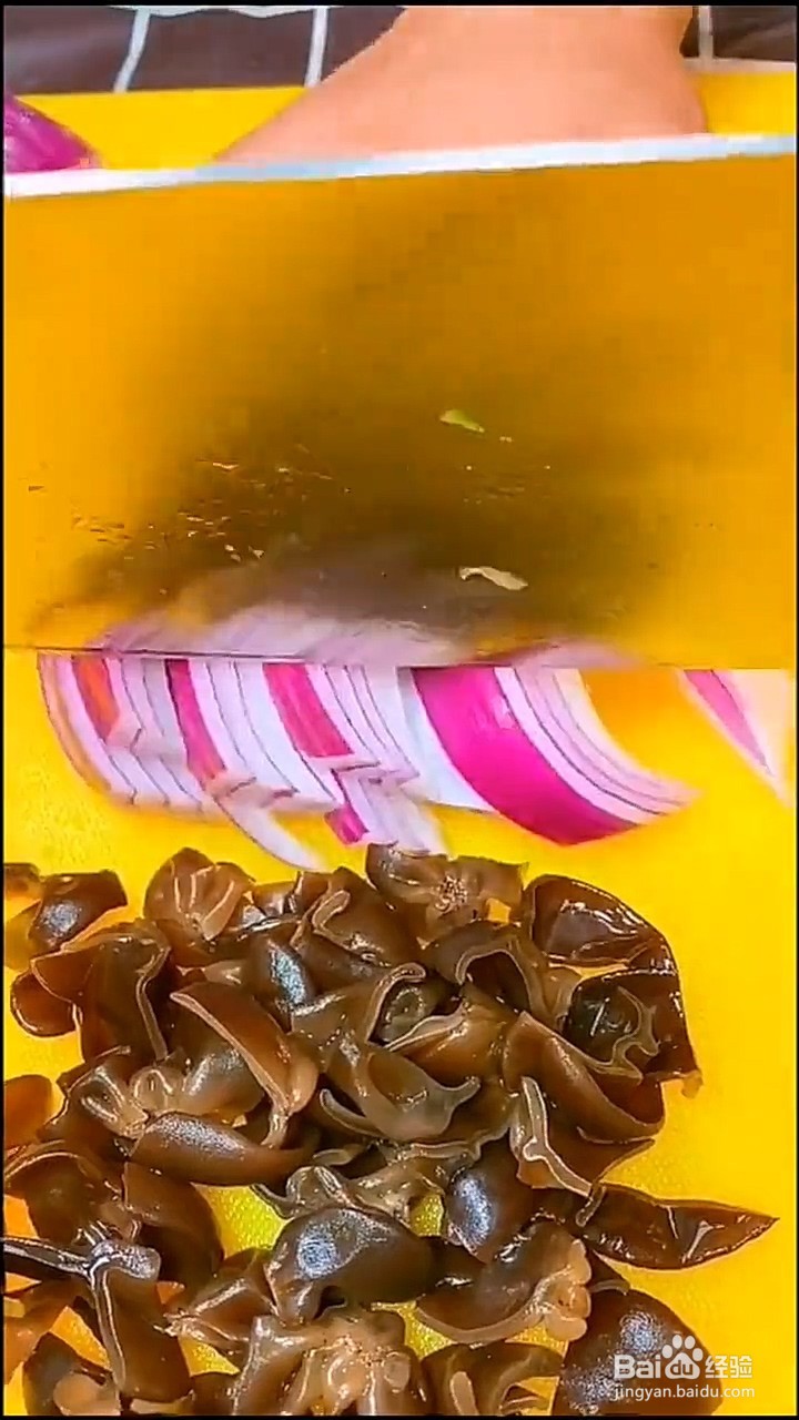 如何制作黄瓜香菜拌花生