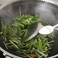 韭菜炒软兜的做法