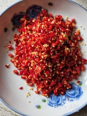 小米辣洗净,晾干,去蒂,纯手工刀切小米辣(有搅碎机更方便)