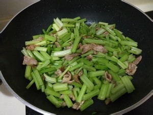 芹菜炒肉片的做法