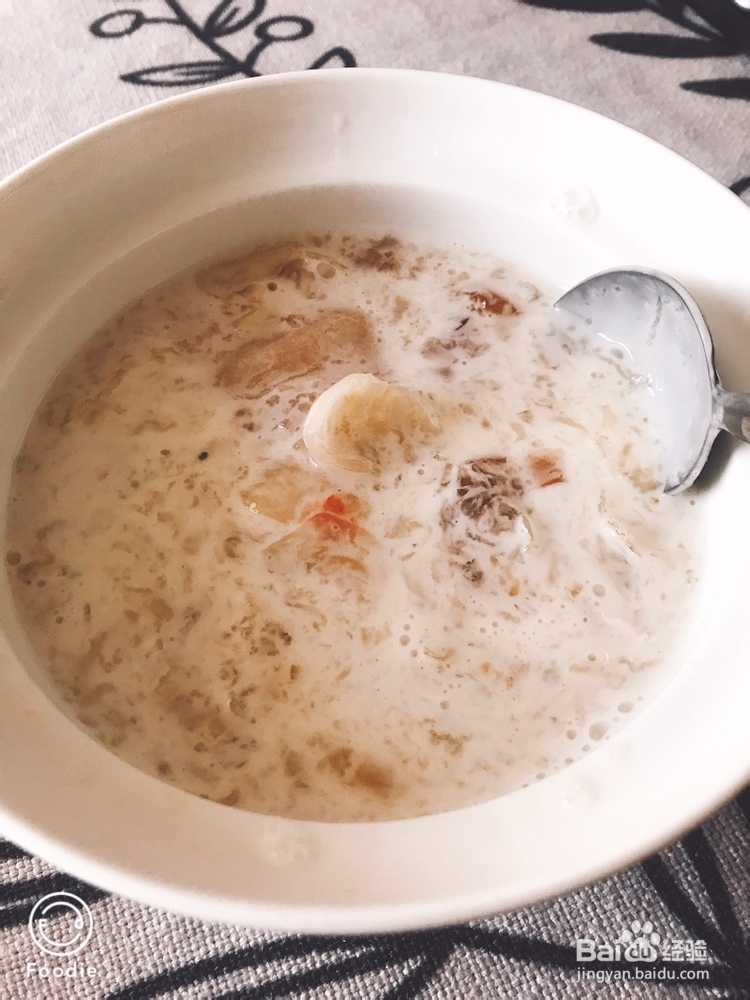 吃不胖的桃胶雪梨银耳牛奶羹