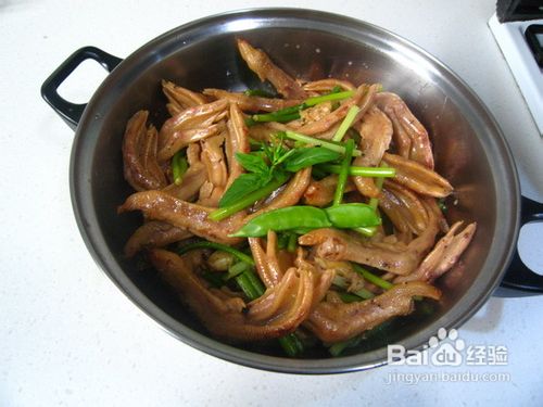 冬天里的干锅美食－－蒜苗鸭掌干锅
