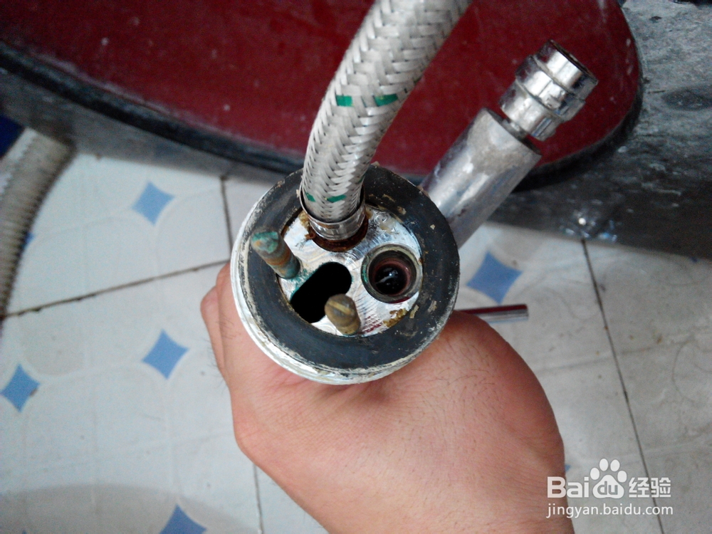 如何换水龙头的进水软管