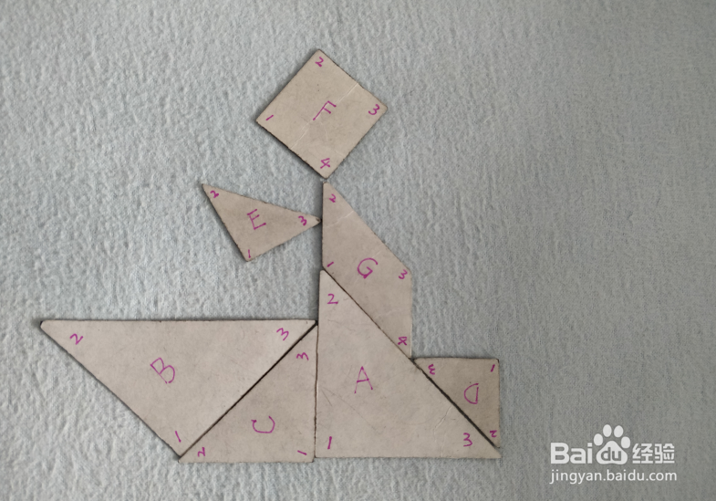 用七巧板怎样拼一个坐船上的女游客