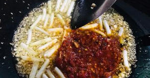 如何制作香辣美味的水煮肉片