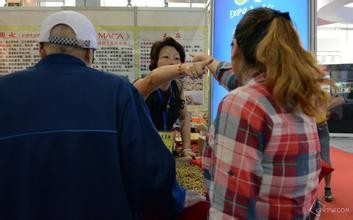 女孩子独自出门，要学会防身术，保护自身安全！