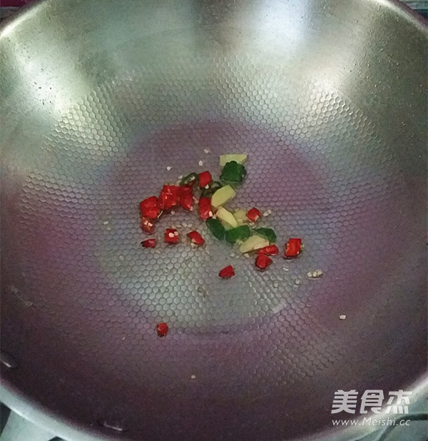 蒜苗炒猪血丸子