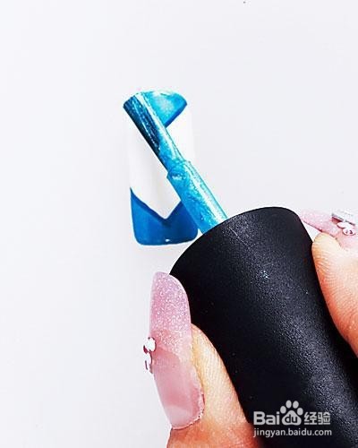 自己打造蓝色时尚美甲