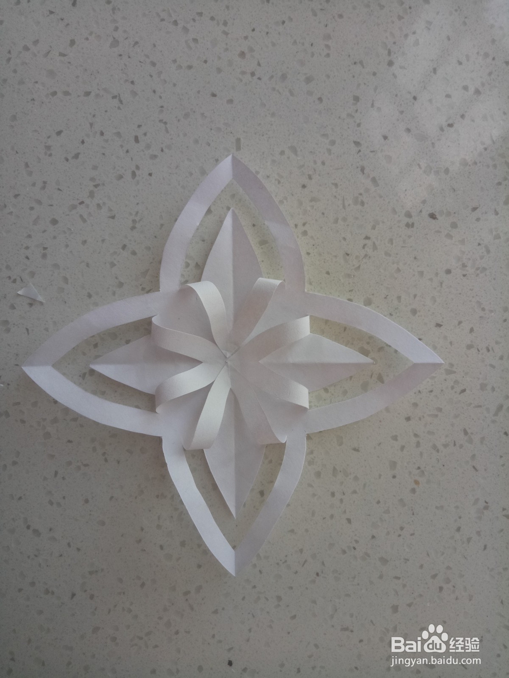 怎么用纸剪折出雪花