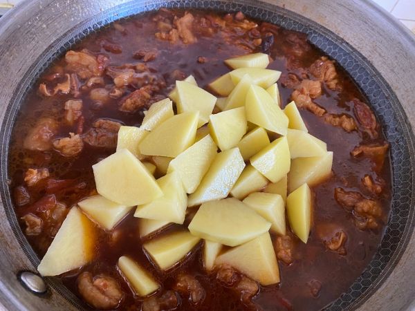 番茄土豆炖牛腩汤汁浓郁