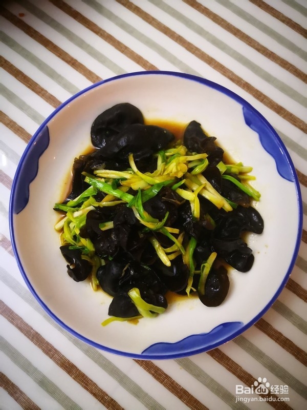 美味木耳炒蒜苗