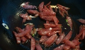 北京风味-香肠炒芹菜