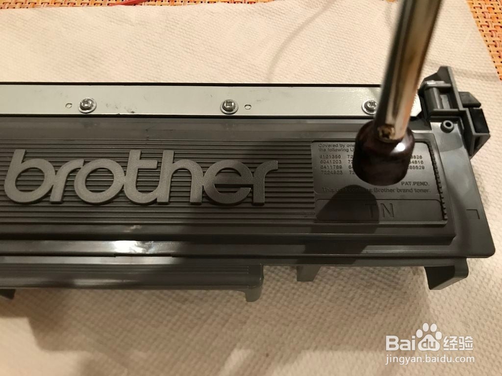 如何填充激光打印机墨粉盒？