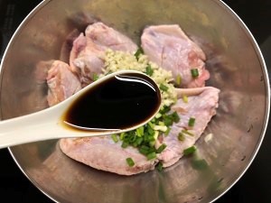 外脆里嫩的蒜香炸鸡翅