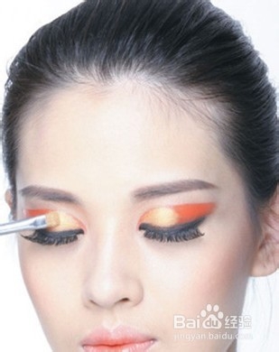 唇膏新用法 充当眼影打造魅惑T台妆容