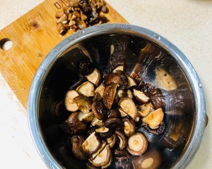 香菇焖鸡的家常做法