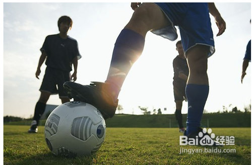 踢足球怎么避免犯规