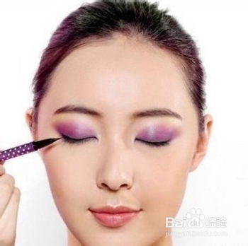 优雅魅惑紫色眼妆教程
