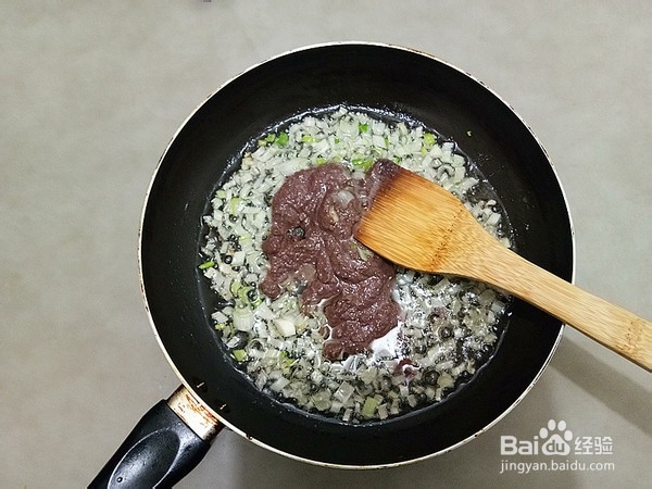 如何制作虾酱炒鸡蛋