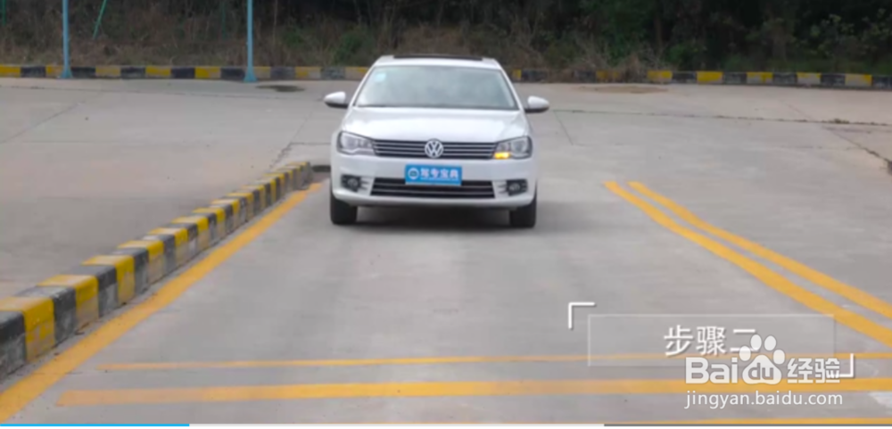 科目二中的坡道定点停车和起步怎样操作？