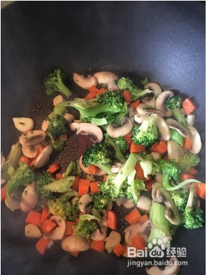 健康低脂家常菜—西兰花炒口蘑